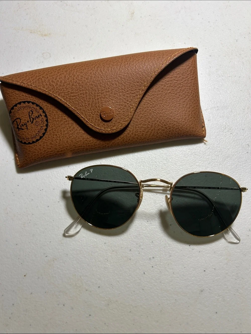 Ray-Ban Round Metal Sunglasses in gold with Brown Case